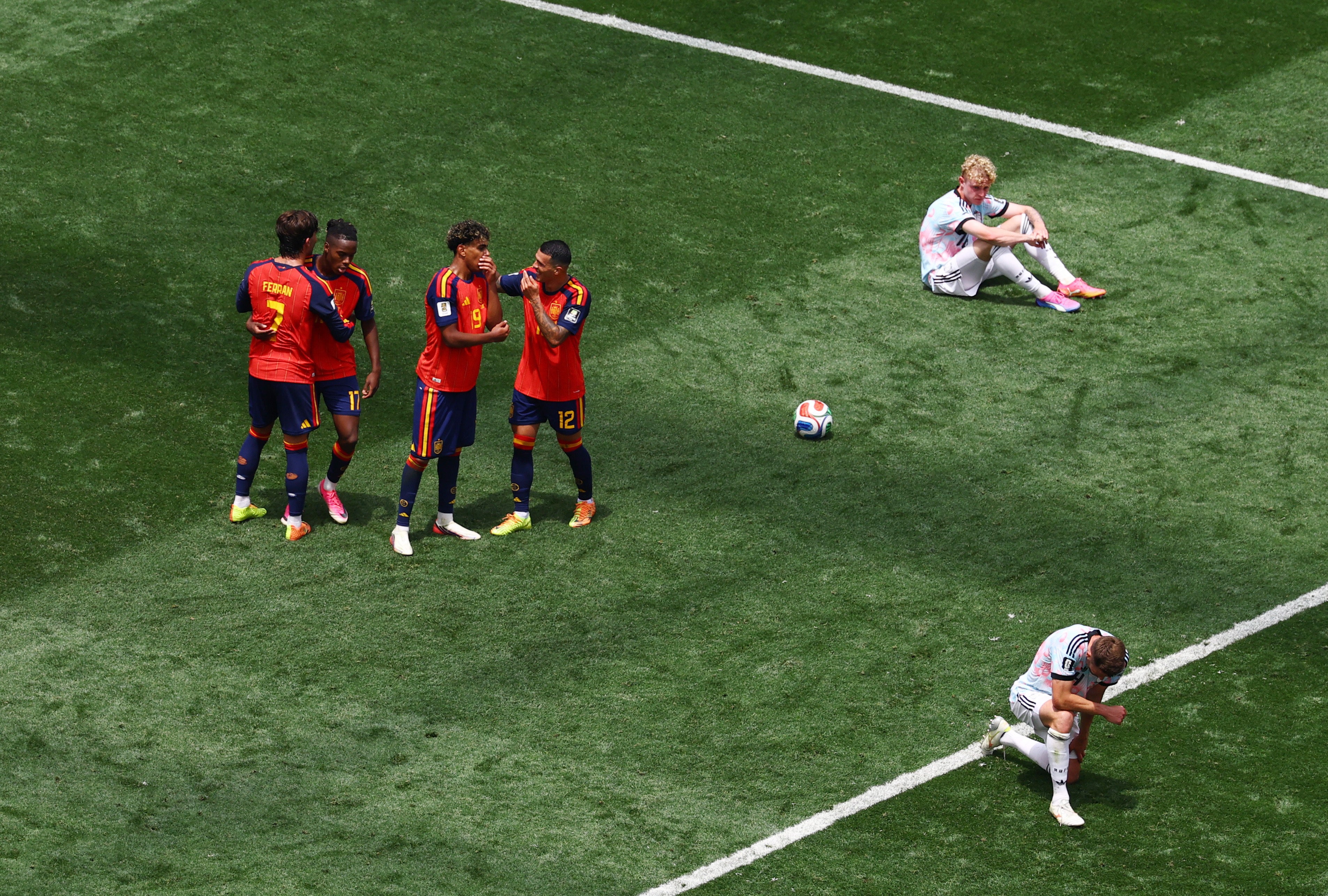 España celebra al final del partido