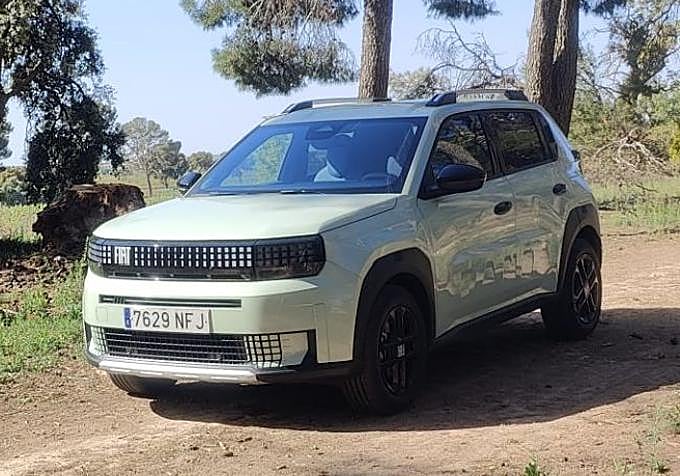 Los vanguardistas faros LED PXL con diseño pixelado se integran en la parrilla superior, otorgando al Grande Panda una mirada tecnológica y muy característica