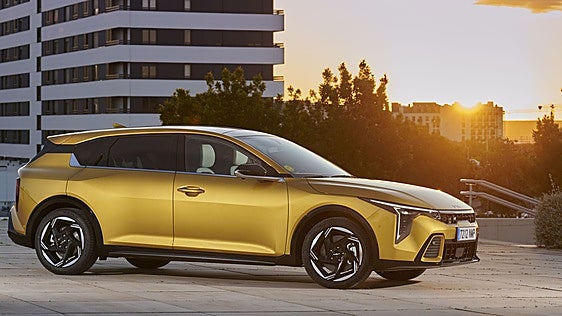 Así va el Kia K4, el generoso compacto con motores de gasolina e híbridos que releva al Ceed