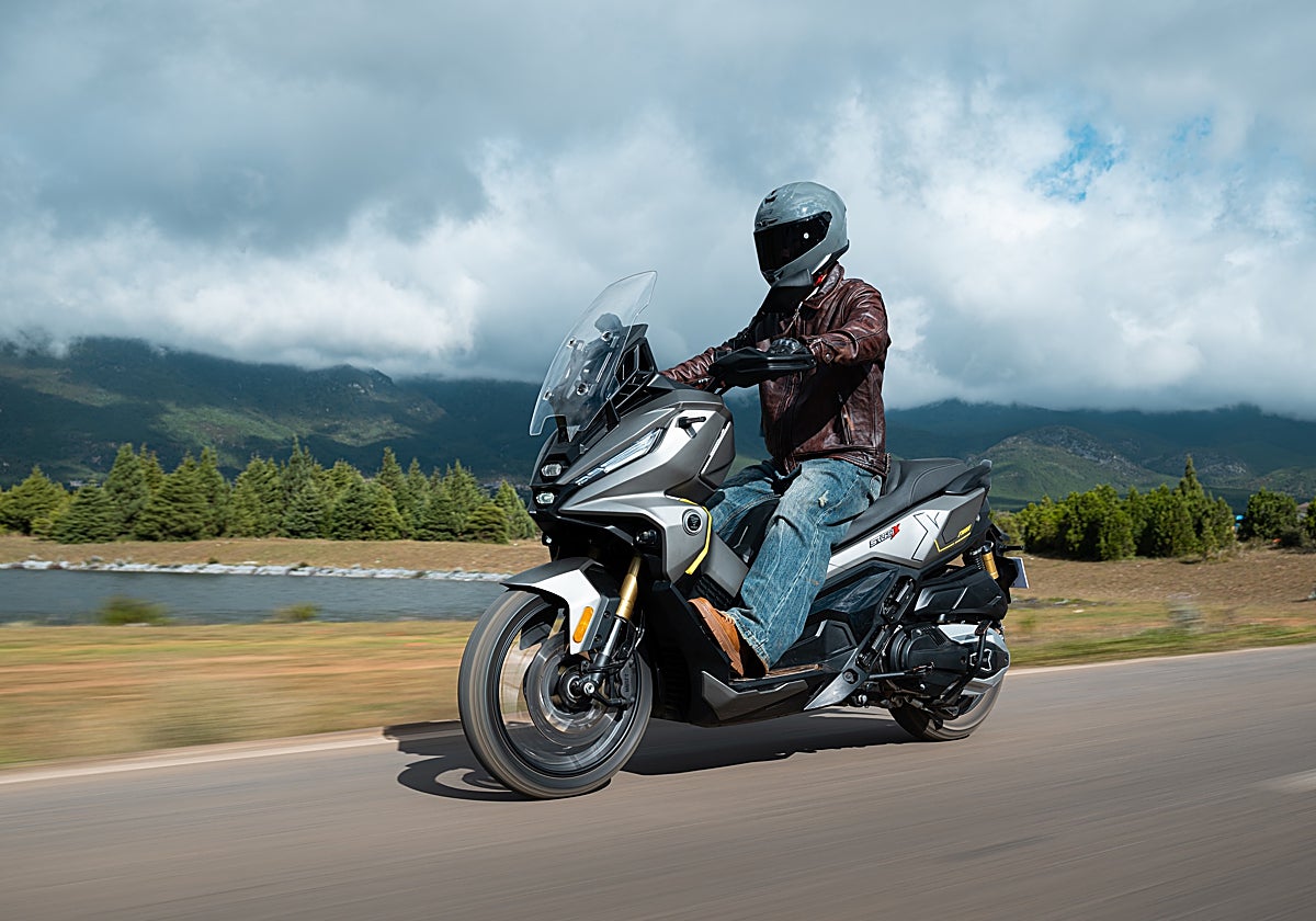 Voge también apuesta fuerte en el segmento escúter crossover de media cilindrada con el bicilíndrico SR450X