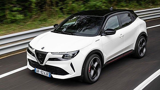 Alfa Romeo Junior Ibrida: el ADN milanés demuestra que la emoción no depende del tamaño