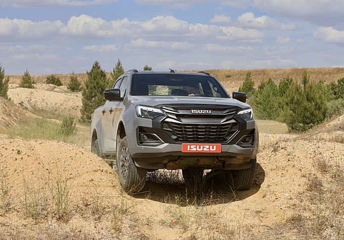 El renovado todoterreno japonés no solo mejora su respuesta 'off-road', sino que da un salto cualitativo en equipamiento con más ayudas ADAS, cámaras de 360 grados y una dotación tecnológica superior