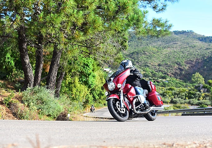 Equipamiento del probador: Casco SHOEI y chaqueta ACERBIS