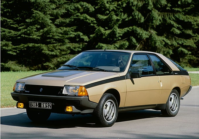 Basado en el R18, el coupé Fuego nace en el año 1980, como sucesor de los 15 y 17