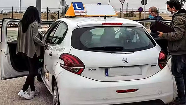 El carné de coche automático también servirá para conducir manuales: bastará un curso extra de 7 horas