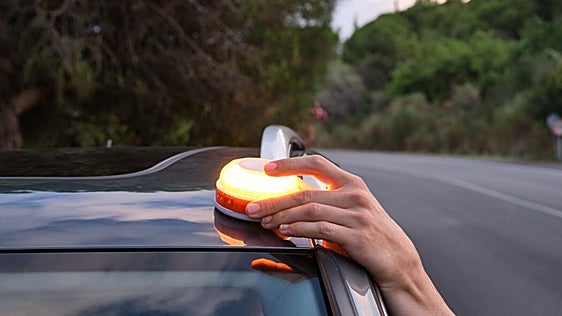 La DGT reconoce lo que mucha gente piensa sobre la baliza V-16: «Es bueno hacer una reflexión»