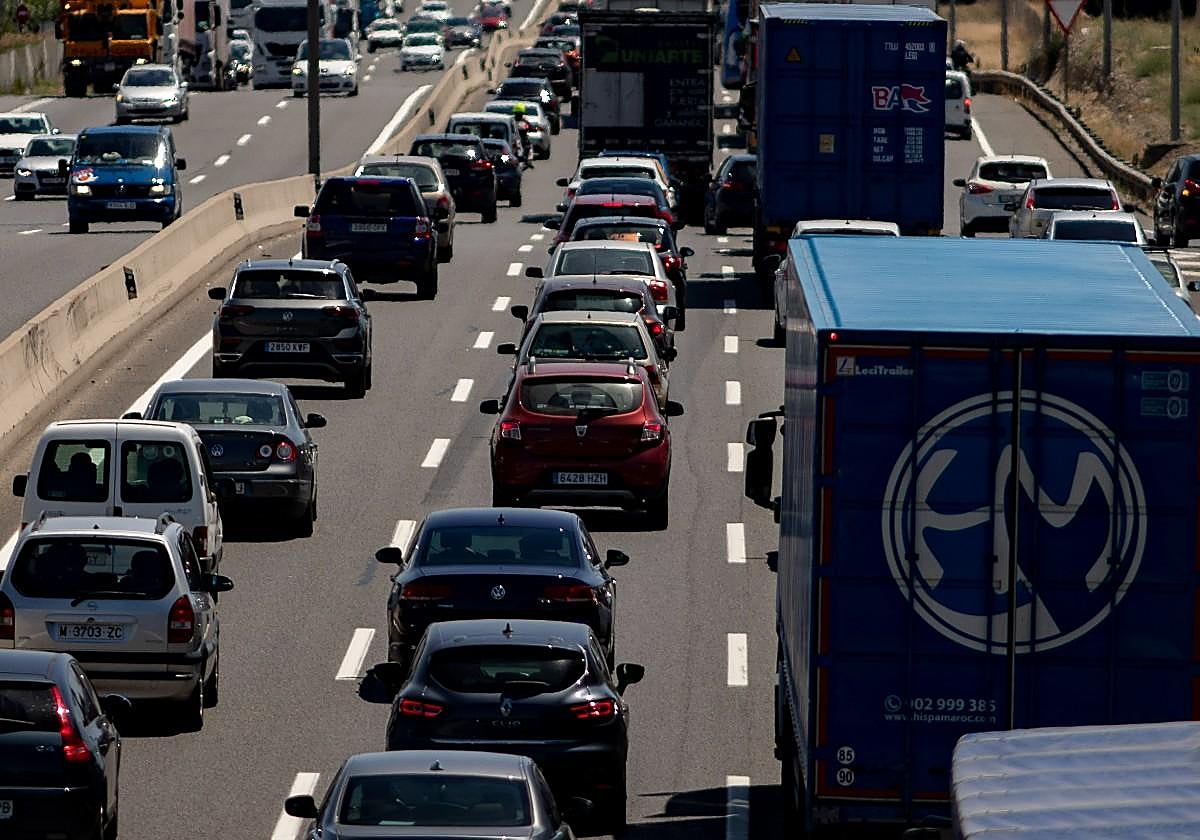La DGT cambia las normas en los atascos a partir del 1 de octubre: esta es la maniobra obligatoria para todos los conductores