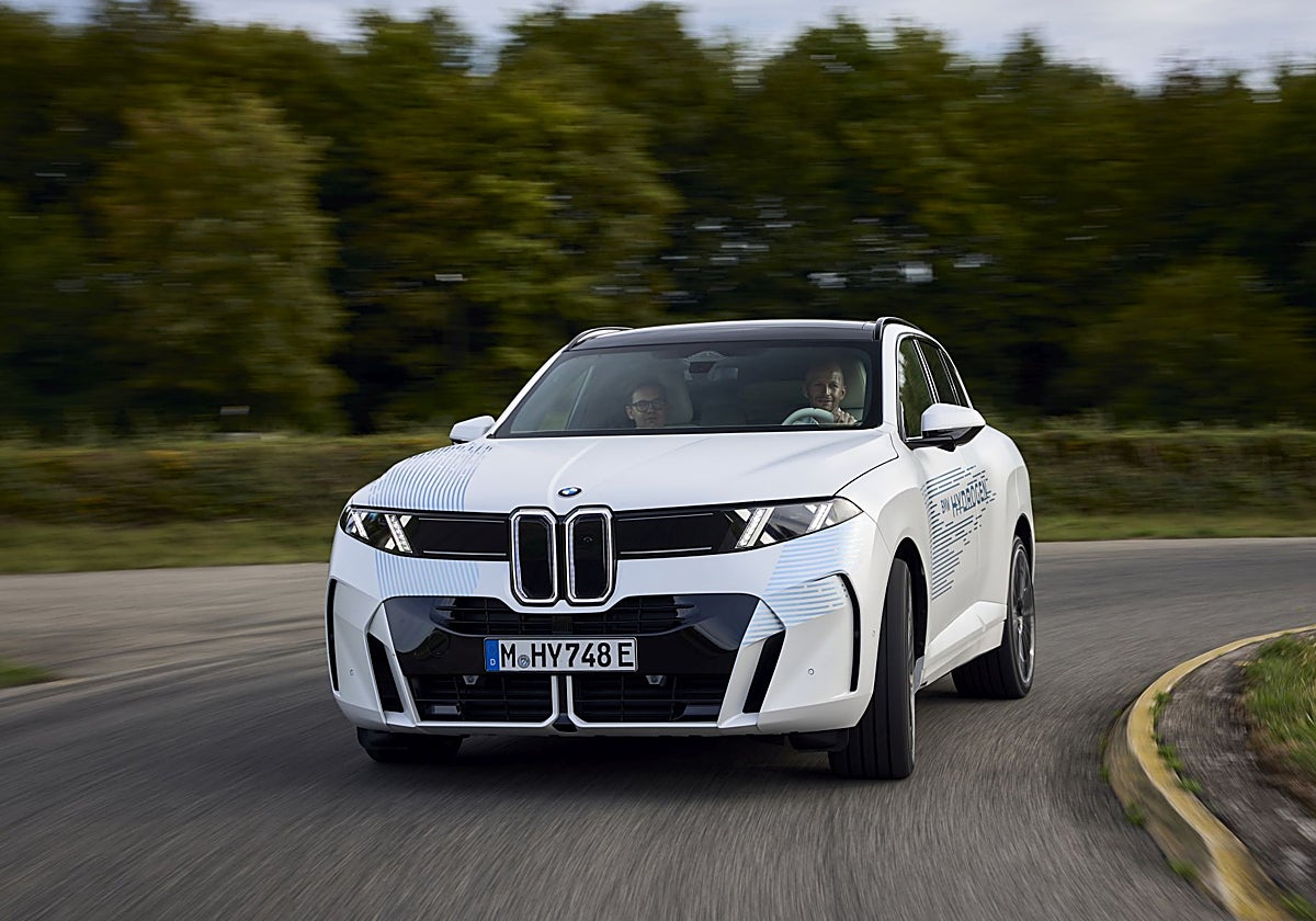 El BMW iX5 Hydrogen durante una de las fases de su exhaustivo programa de pruebas dinámicas en carretera, donde se validó la integración de su sistema de pila de combustible de tercera generación