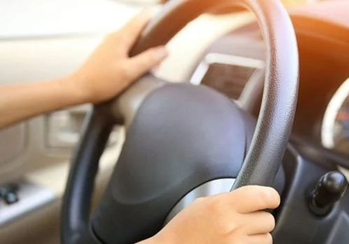 Cuidado con los pesos, la reserva o los badenes: malos hábitos en el coche que te pueden costar hasta 10.000 euros