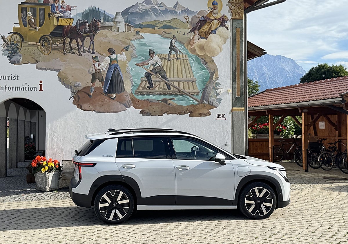 Fabricado en la planta navarra de Landaben sobre la nueva plataforma MEB+, el Skoda Epiq llega al mercado como un SUV eléctrico compacto con hasta 440 km de autonomía y un amplio maletero de 475 litros