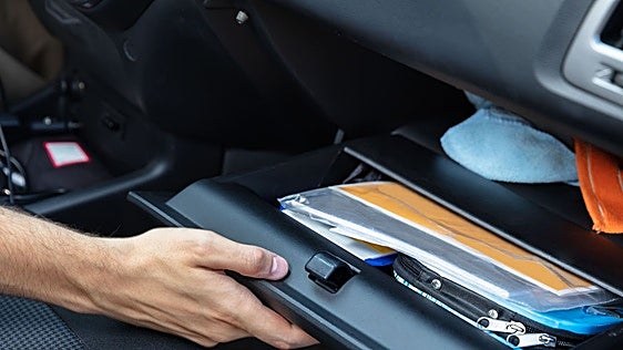 Los papeles del coche que ya no necesitas llevar dentro, y los sí imprescindibles
