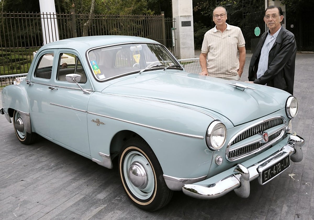 Antonio Conde y Javier Llorente, con el Renault Fregate Transfluide