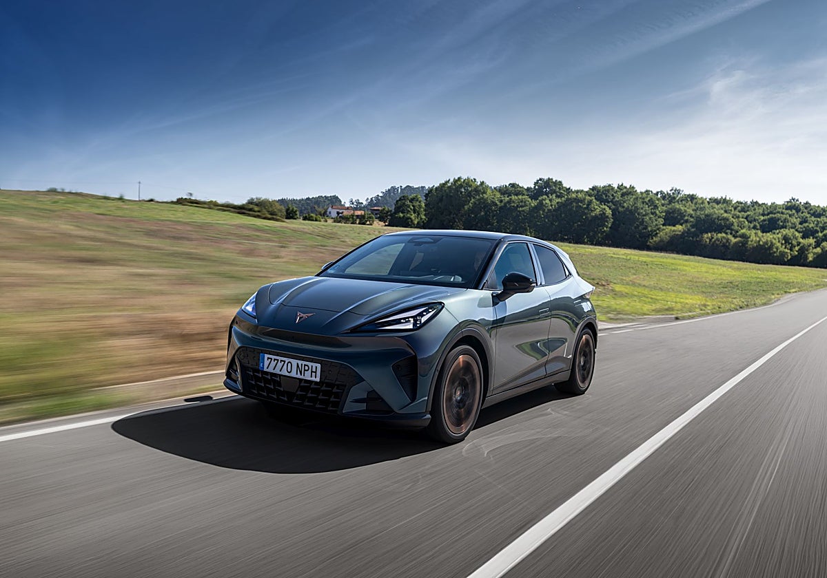 El Cupra Raval fundamenta su propuesta dinámica y urbana sobre una arquitectura técnica detallada que abarca tres niveles de potencia y dos químicas de batería diferenciadas, optimizadas para ofrecer rendimiento, autonomía y tiempos de recarga reducidos