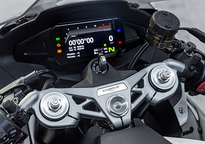 Probamos la nueva CFMoto 675 SR-R
