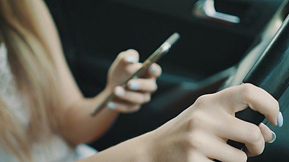 Las pantallas y los smartphones se convierten en una trampa mortal al volante