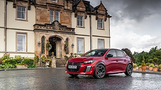 Al volante del Peugeot E-208 GTI, el primer eléctrico de una saga épica