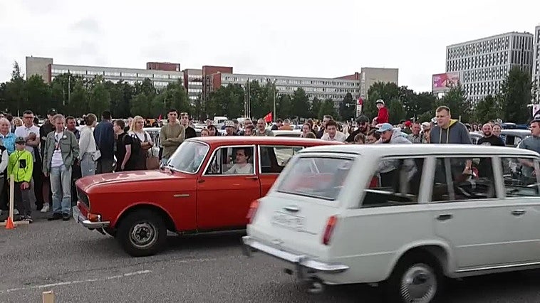 Un centenar de Moskvich recuerdan el clásico automóvil ruso con una exhibición en San Petersburgo