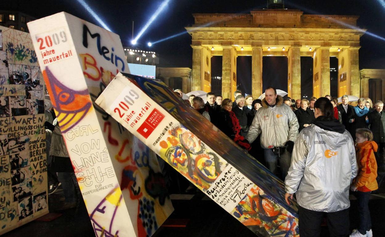 Operación de derribo del dominó gigante de mil piezas que simbolizó el fin del Telón de Acero, en el vigésimo aniversario de la caída del Muro de Berlín. 