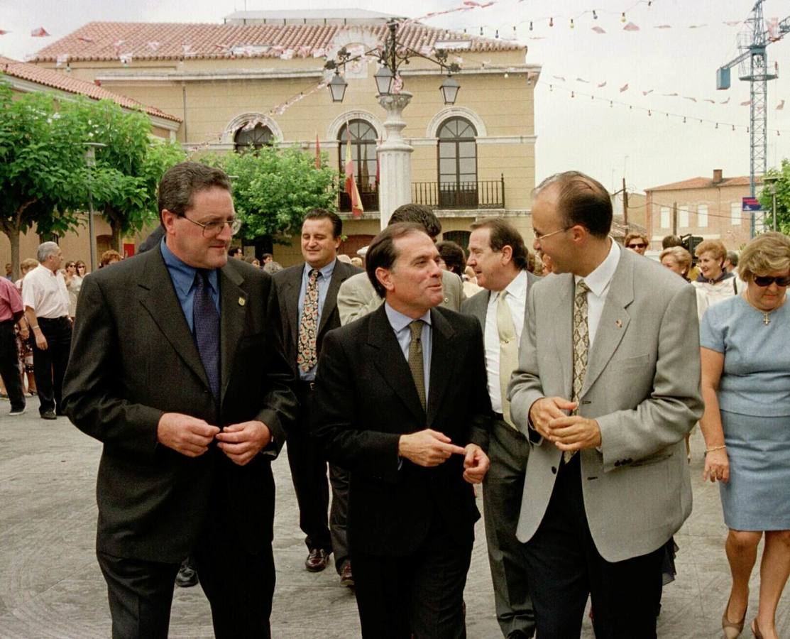 15.08.98 Tomás Villanueva (d), y el presidente de la Diputación de Valladolid, Ramiro Ruiz Medrano (d) asistieron a las fiestas de Tudela de Duero, acompañados por el alcalde de la localidad, Julio Ignacio Perez (i). 