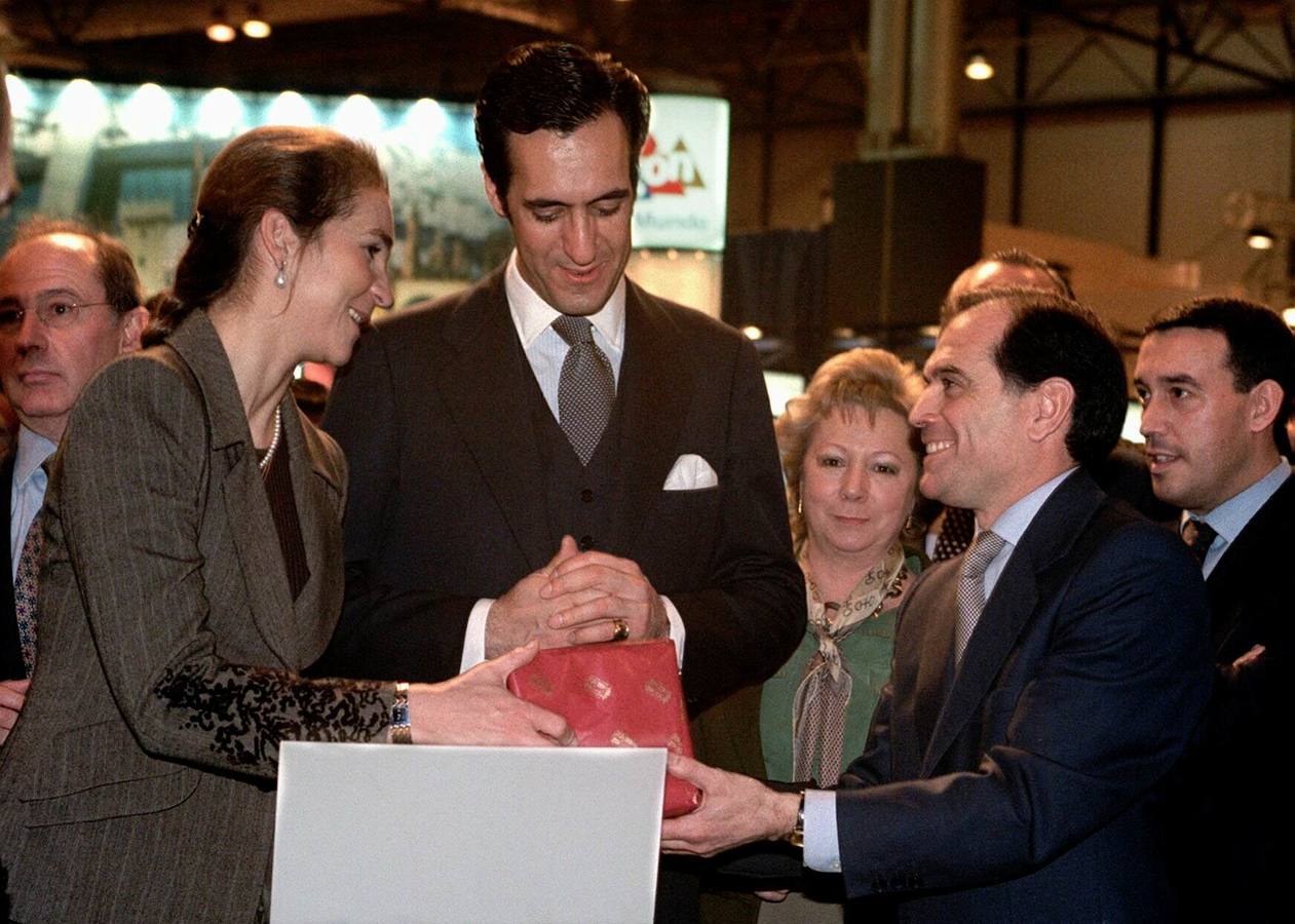 27.01.99 El consejero de Industria, Turismo y Comercio de Castilla y León, Tomás Villanueva (d ), entrega un regalo a los Duques de Lugo en la Feria Internacional de Turismo FITUR-99.