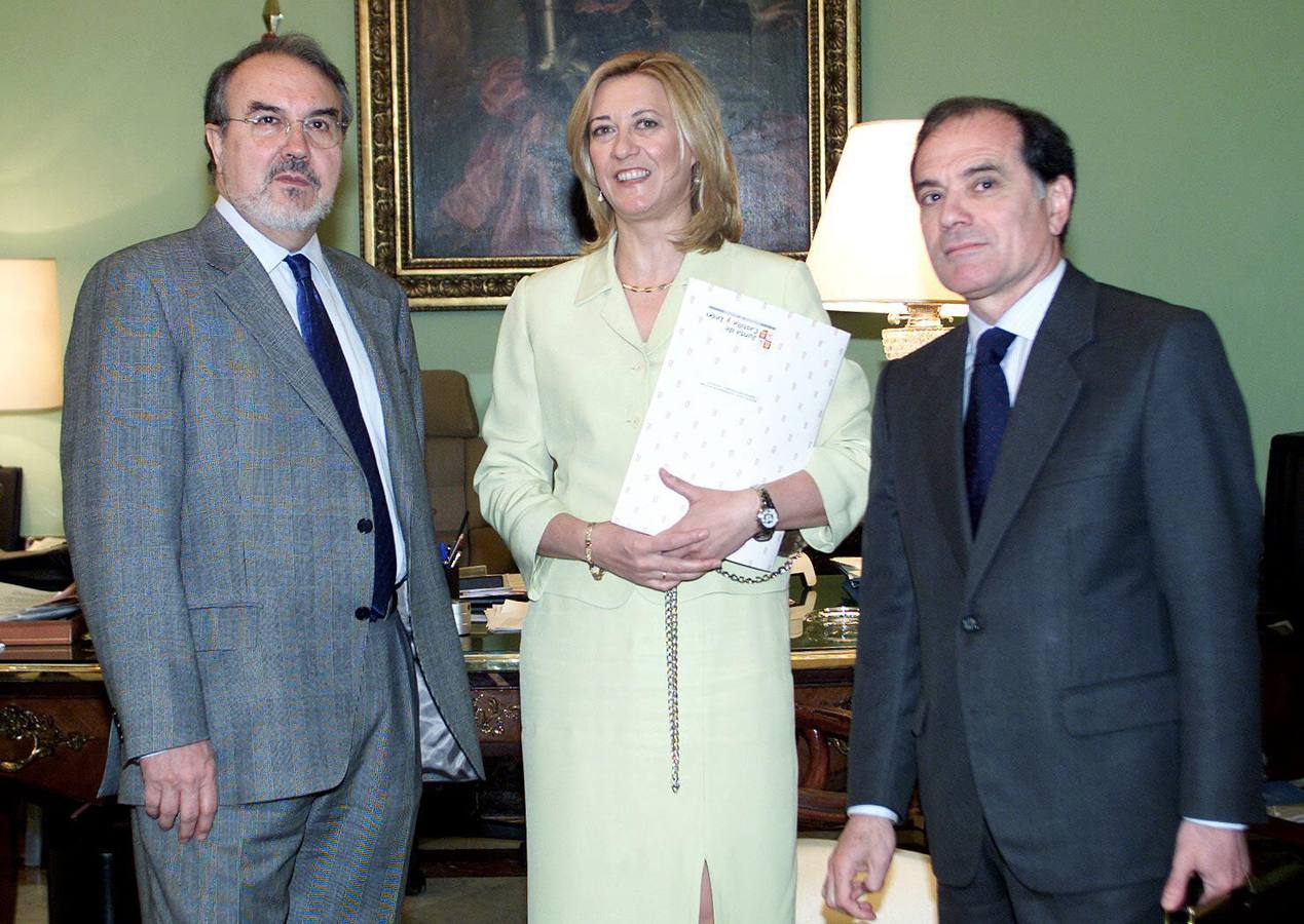 18.05.04 El ministro de Economía y Hacienda, Pedro Solbes (i), durante la reunión que mantuvo hoy con los consejeros de Castilla y León de Hacienda, Pilar del Olmo, y de Economía y Empleo, Tomás Villanueva, a quienes recibió hoy en Madrid.