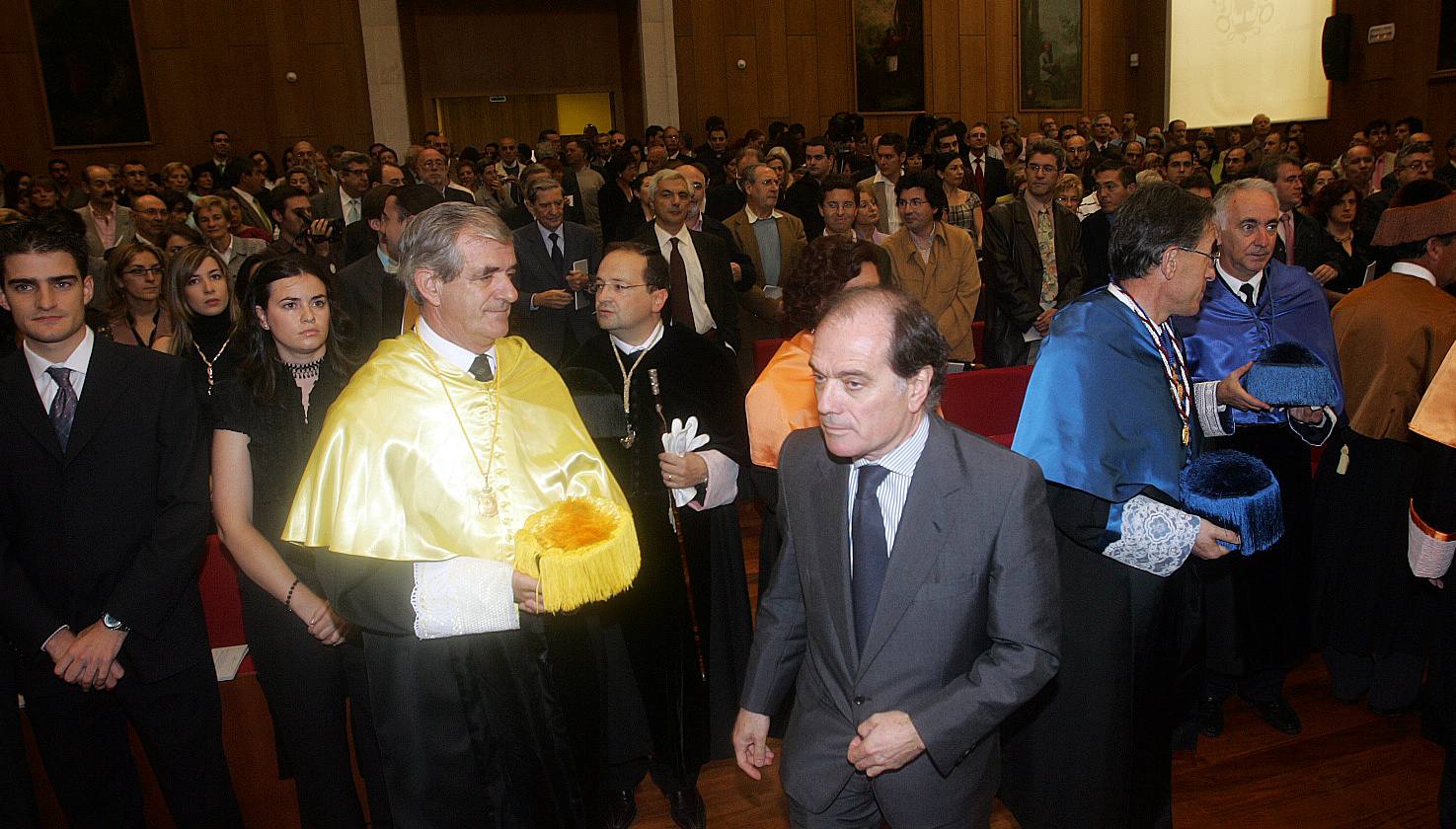 29.09.06 El vicepresidente económico de la Junta de Castilla y León, Tomás Villanueva, pasa delante del consejero de Educación, Francisco Javier Álvarez Guisasola y del rector de la UVA en el acto de apertura del curso. 