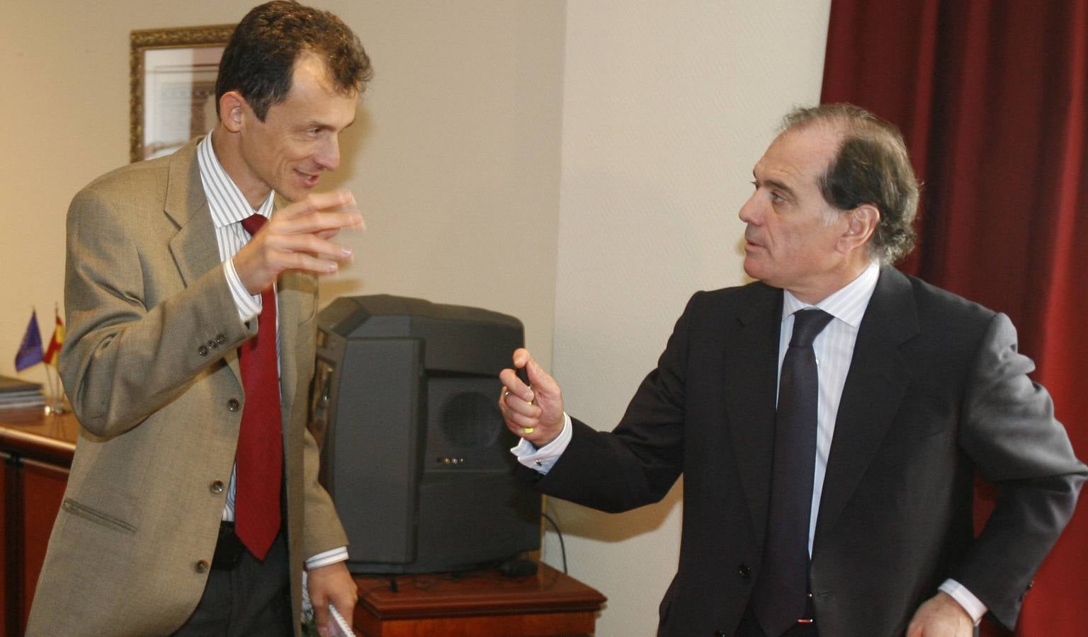 03.10.06 El nuevo director general de Deimos Imaging, empresa ubicada en el Parque Tecnológico de Boecillo, el astronauta Pedro Duque (i), junto al consejero de Economía Tomás Villanueva, durante la presentación del proyecto empresarial.