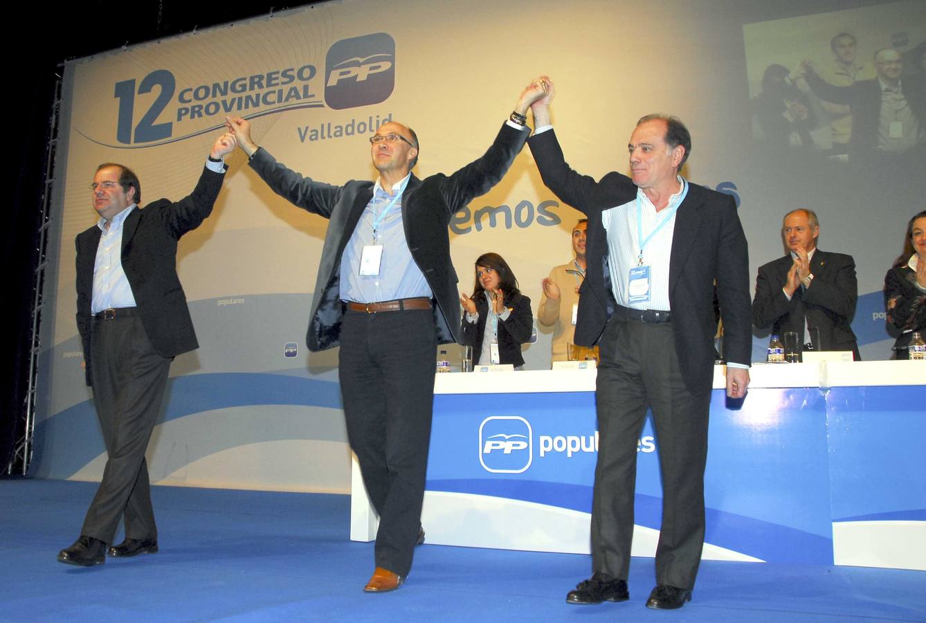 13.12.08 De i a d; Juan Vicente Herrera, Ramiro Ruiz Medrano y Tomás Villanueva, al cierre del XII Congreso provincial del PP de Valladolid . Ruiz Medrano ha sido elegido nuevo presidente del PP de Valladolid con el 94 por ciento los votos.