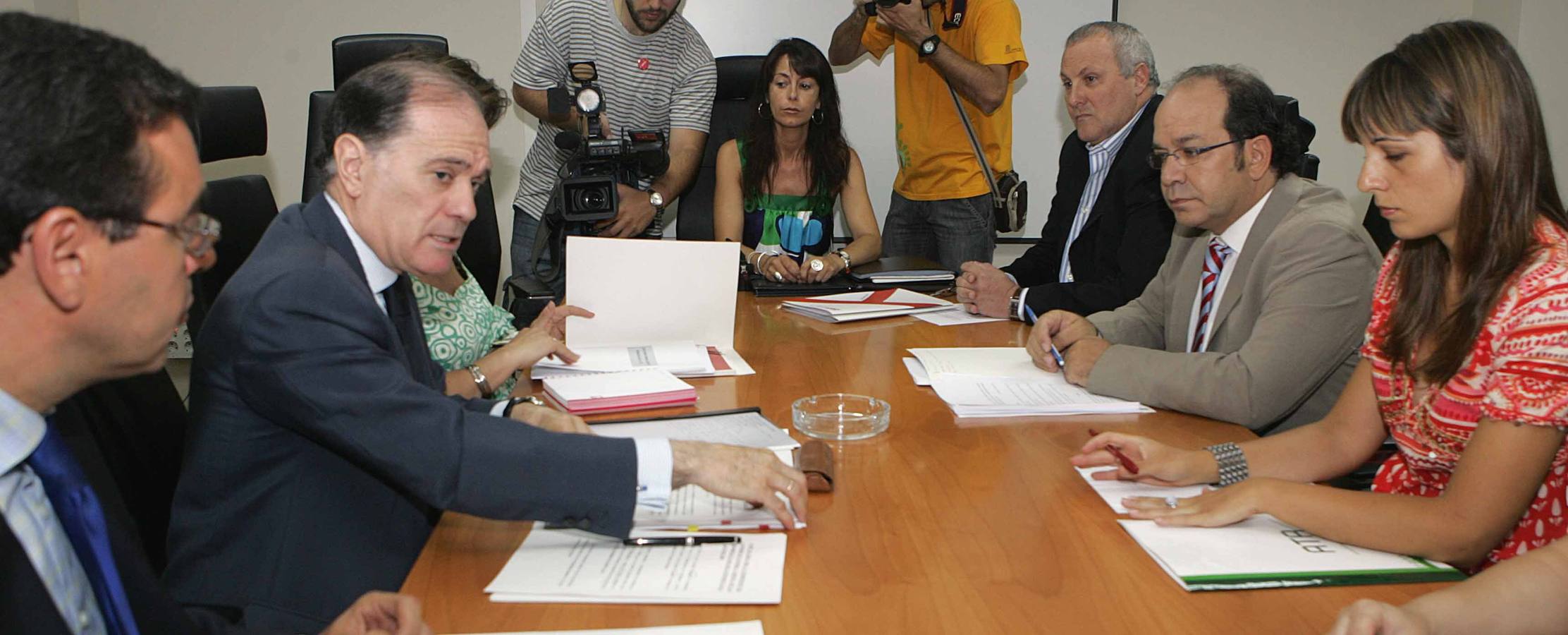 27.07.09 El vicepresidente segundo y consejero de Economía y Empleo, Tomás Villanueva (2i) y los integrantes de la Mesa del Autónomo, durante la reunión celebrada hoy en Valladolid para analizar la situación de este sector. 