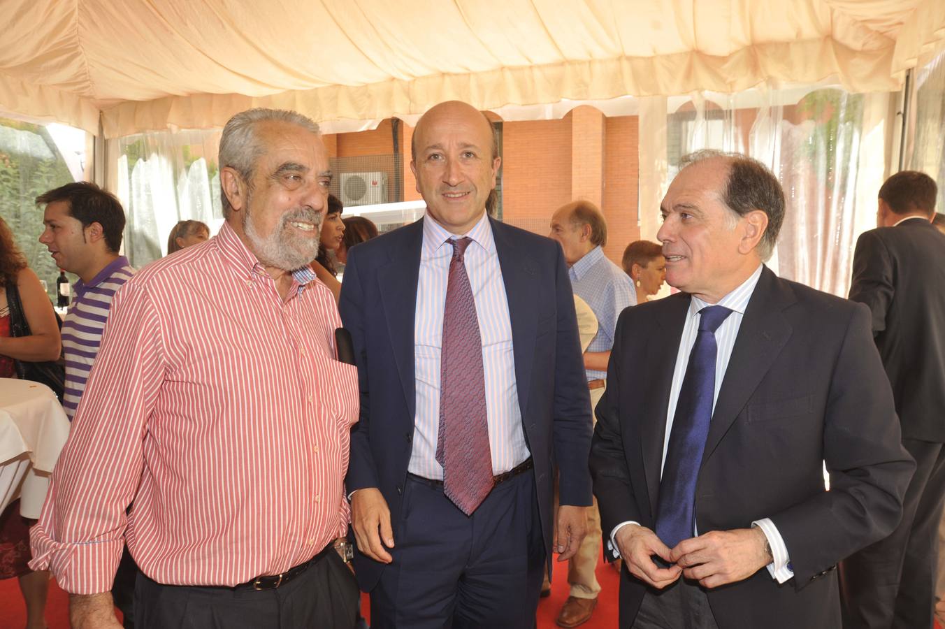 10.09.10 Tomás Rodríguez Bolaños, Miguel Ángel Cortés y el consejero de Economía, Tomás Villanueva, en la carpa que El Norte de Castilla ha instalado en el Hotel Meliá Recoletos con motivo de las Ferias y Fiestas de la Virgen de San Lorenzo 2010.