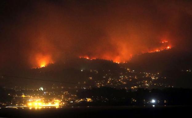 El fuego rodea el municipio de Redondela, en el área metropolitana de Vigo.