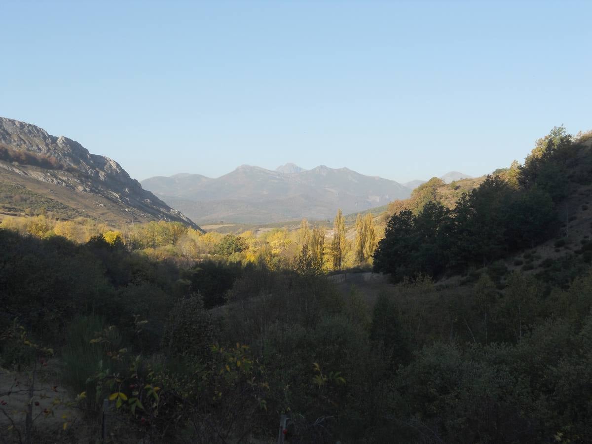 La ruta parte de la localidad de Santa María de Redondo, siguiendo el curso del río Pisuerga, hasta llegar a la magestuosa cueva de Fuente Cobre