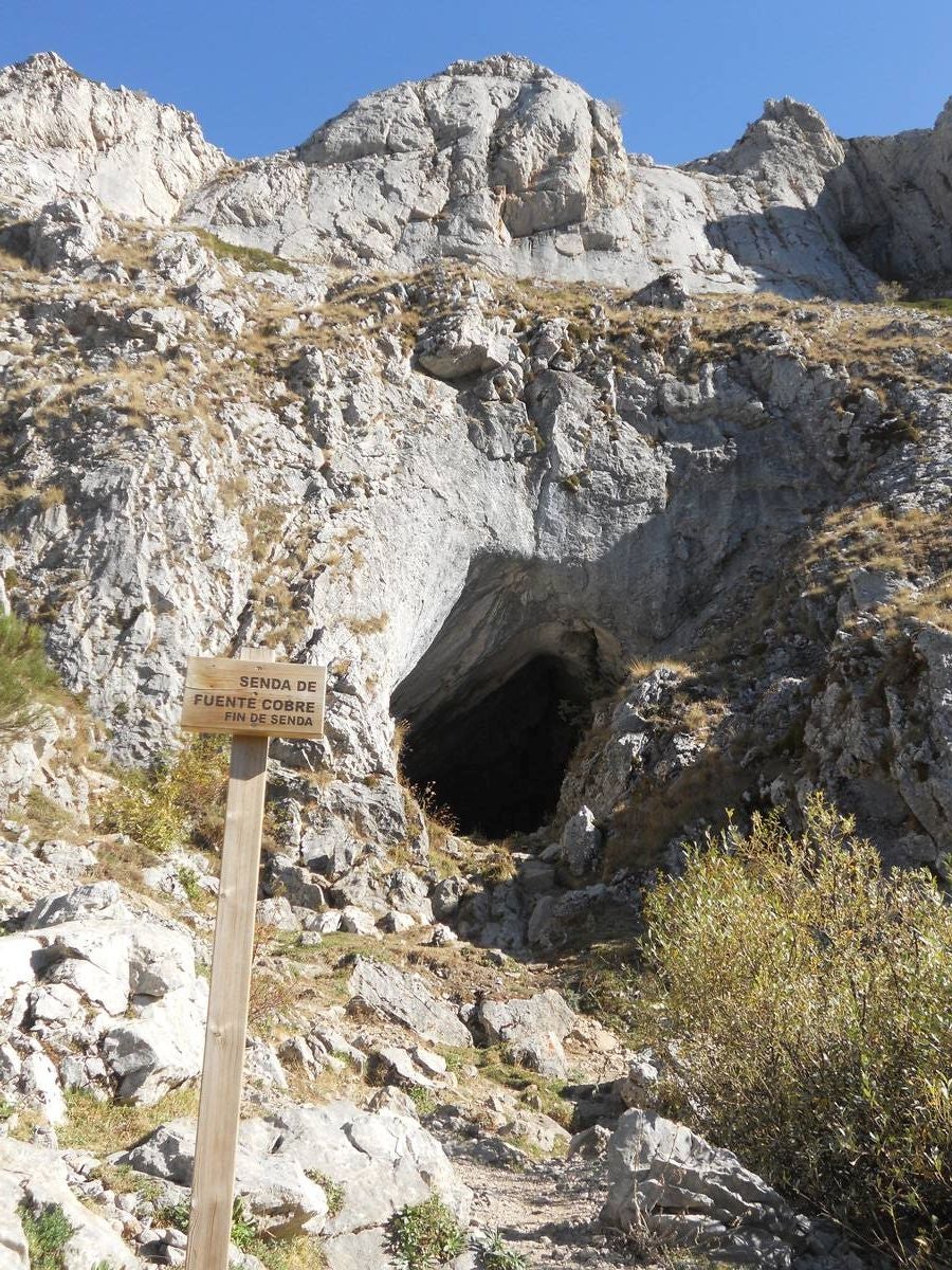 La ruta parte de la localidad de Santa María de Redondo, siguiendo el curso del río Pisuerga, hasta llegar a la magestuosa cueva de Fuente Cobre