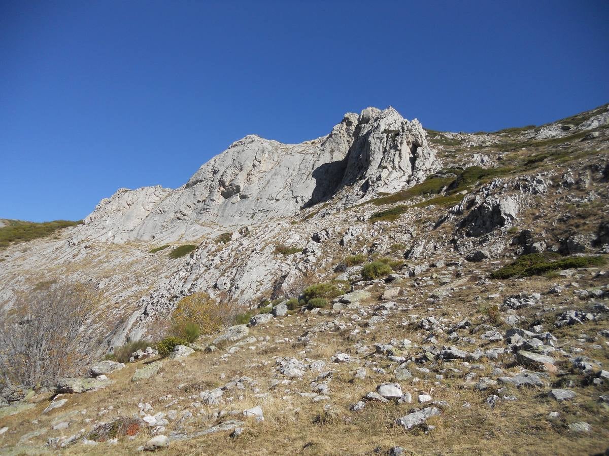 La ruta parte de la localidad de Santa María de Redondo, siguiendo el curso del río Pisuerga, hasta llegar a la magestuosa cueva de Fuente Cobre