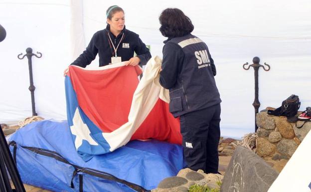 Exhumación del cadáver del poeta chileno Pablo Neruda en Isla Negra. 