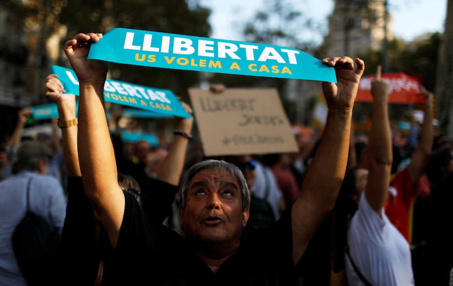 Miles de personas, con el Govern al frente, se manifiestan contra la aplicación del 155 y piden la liberación de los 'Jordis'.