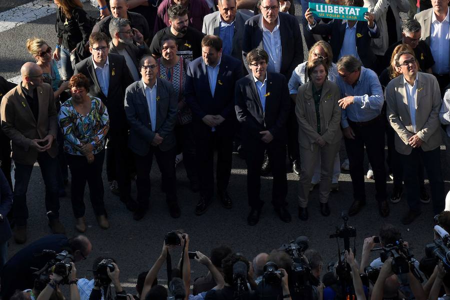 Miles de personas, con el Govern al frente, se manifiestan contra la aplicación del 155 y piden la liberación de los 'Jordis'.