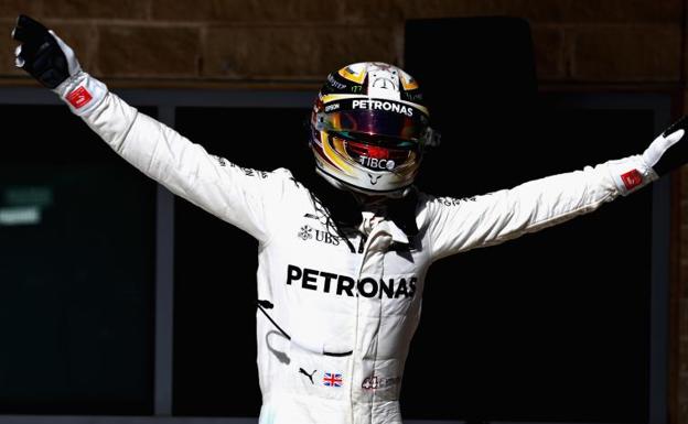 Lewis Hamilton celebra su victoria en Austin. 