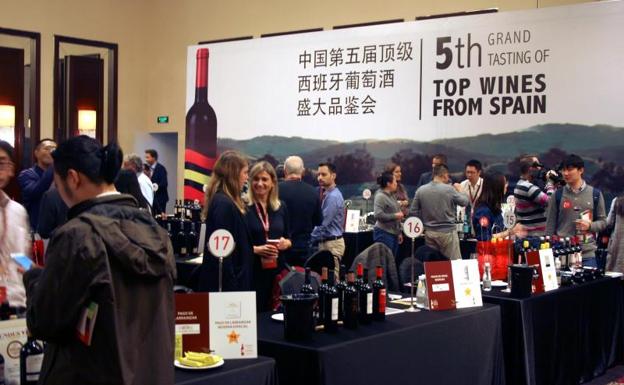 Exhibidores de bodegas españolas en Shanghái.