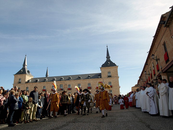 La Villa Ducal recreó la traslación del Santíssimo Sacramento y la inauguración de la Colegiata de San Pedro