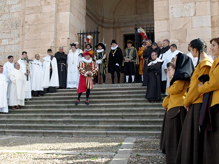 La Villa Ducal recreó la traslación del Santíssimo Sacramento y la inauguración de la Colegiata de San Pedro