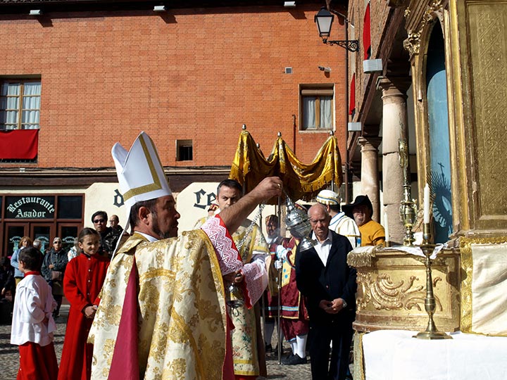 La Villa Ducal recreó la traslación del Santíssimo Sacramento y la inauguración de la Colegiata de San Pedro