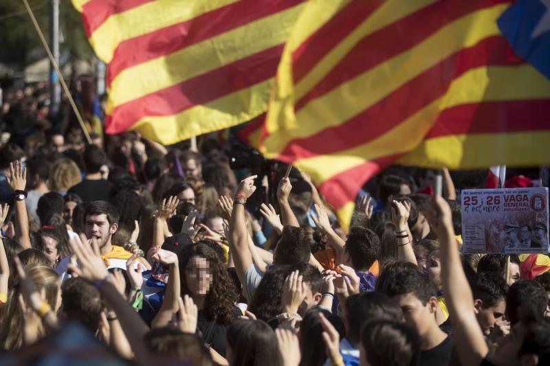 Cientos de personas se manifiestan en Barcelona en protesta por la aplicación del artículo 155 y para pedir la liberación de Jordi Sànchez y Jordi Cuixart