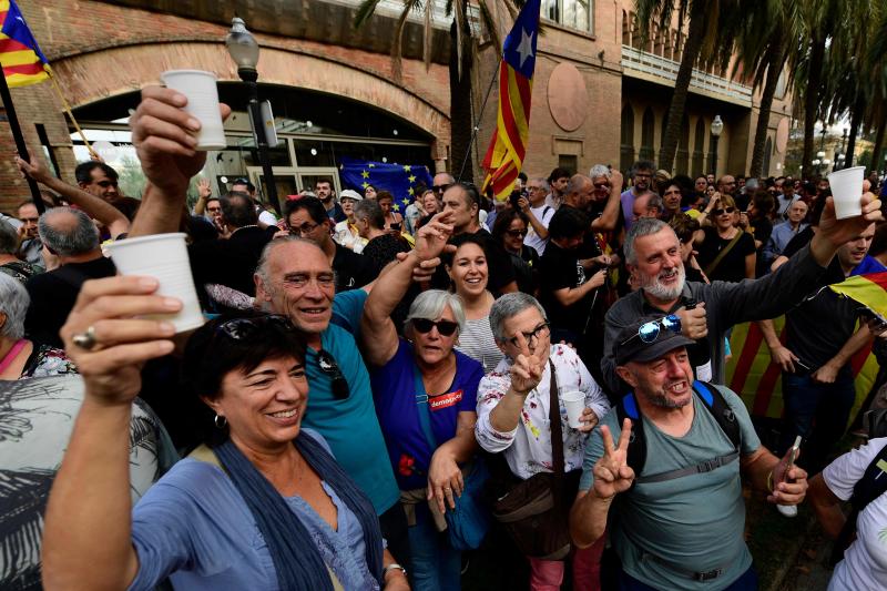 En el momento en el que se comunicaba la decisión del Parlament, la alegría y la emoción ha estallado en la plaza Sant Jaume