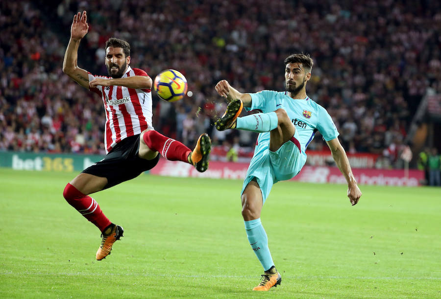 El Barcelona se impuso, con goles de Messi y Paulinho, al Athletic en el regreso de Valverde a San Mamés.