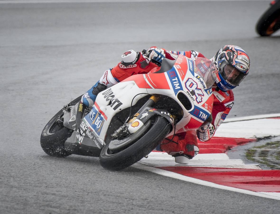 Dovizioso contrla su Ducati en el GP de Malasia. 