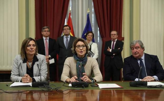 Milagros Marcos junto a Isabel García Tejerina y José Ramón Bujanda