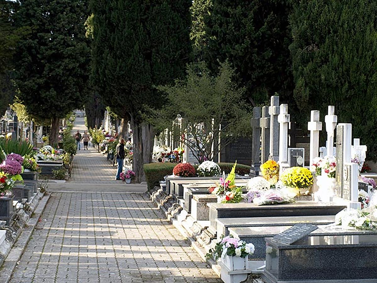 El cementerio luce sus mejores galas