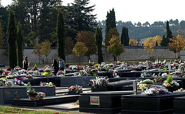 El cementerio vive en uno de sus días más concurridos
