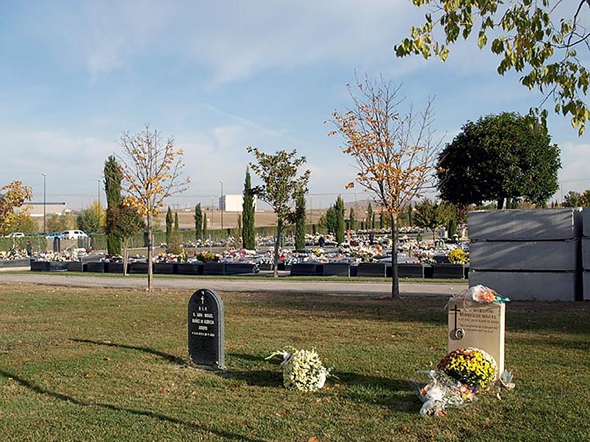 El cementerio luce sus mejores galas